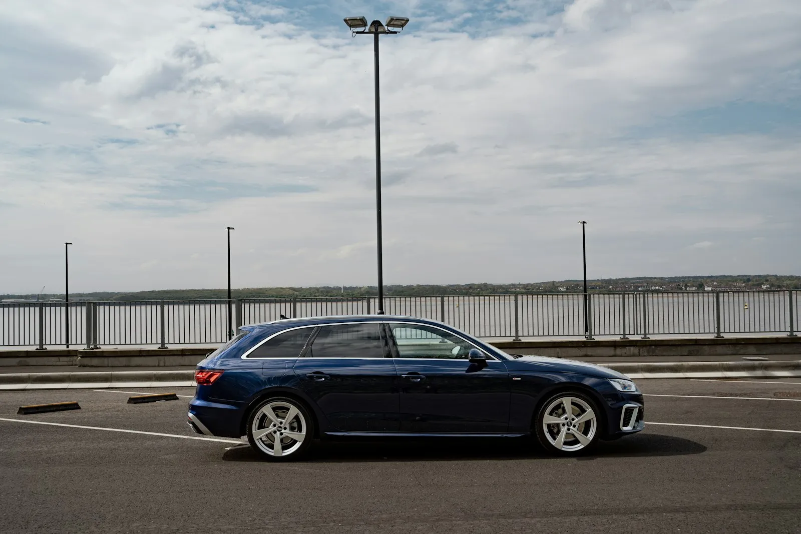 Audi A4 azul␟David Moffatt␟https://unsplash.com/@stablevehiclecontracts?utm_source=viela_automoveis&utm_medium=referral