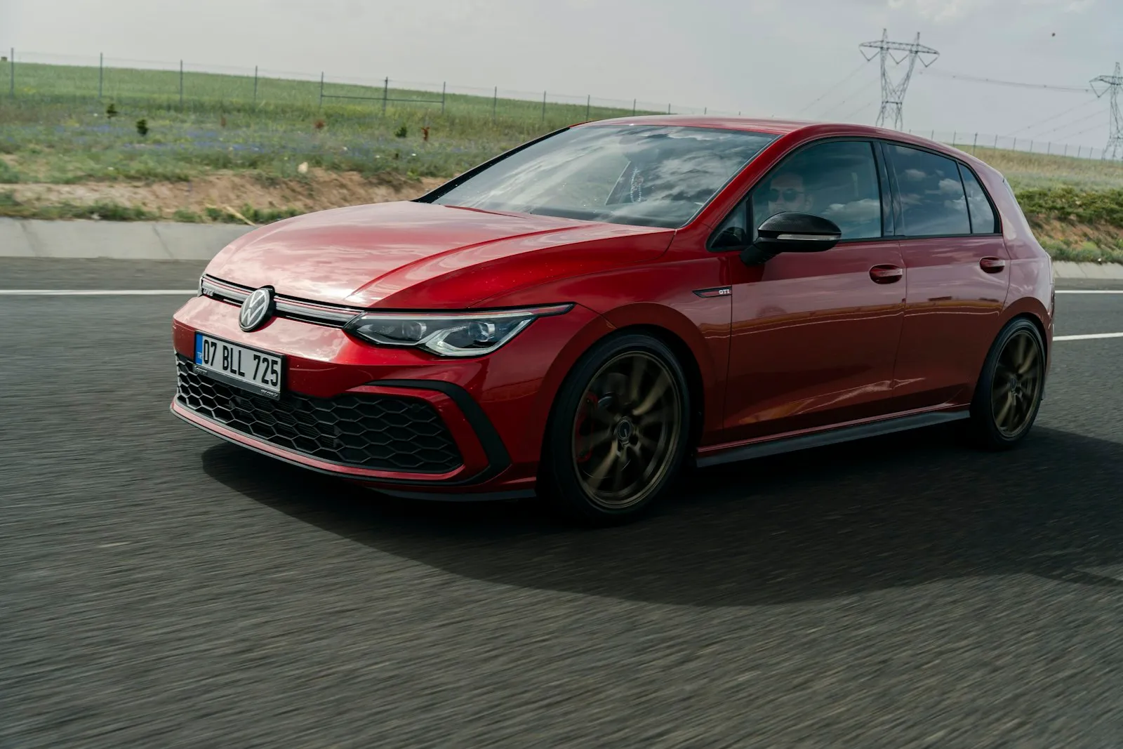 Volkswagen Golf vermelho␟Ömer Haktan Bulut␟https://unsplash.com/@omerhaktan?utm_source=viela_automoveis&utm_medium=referral