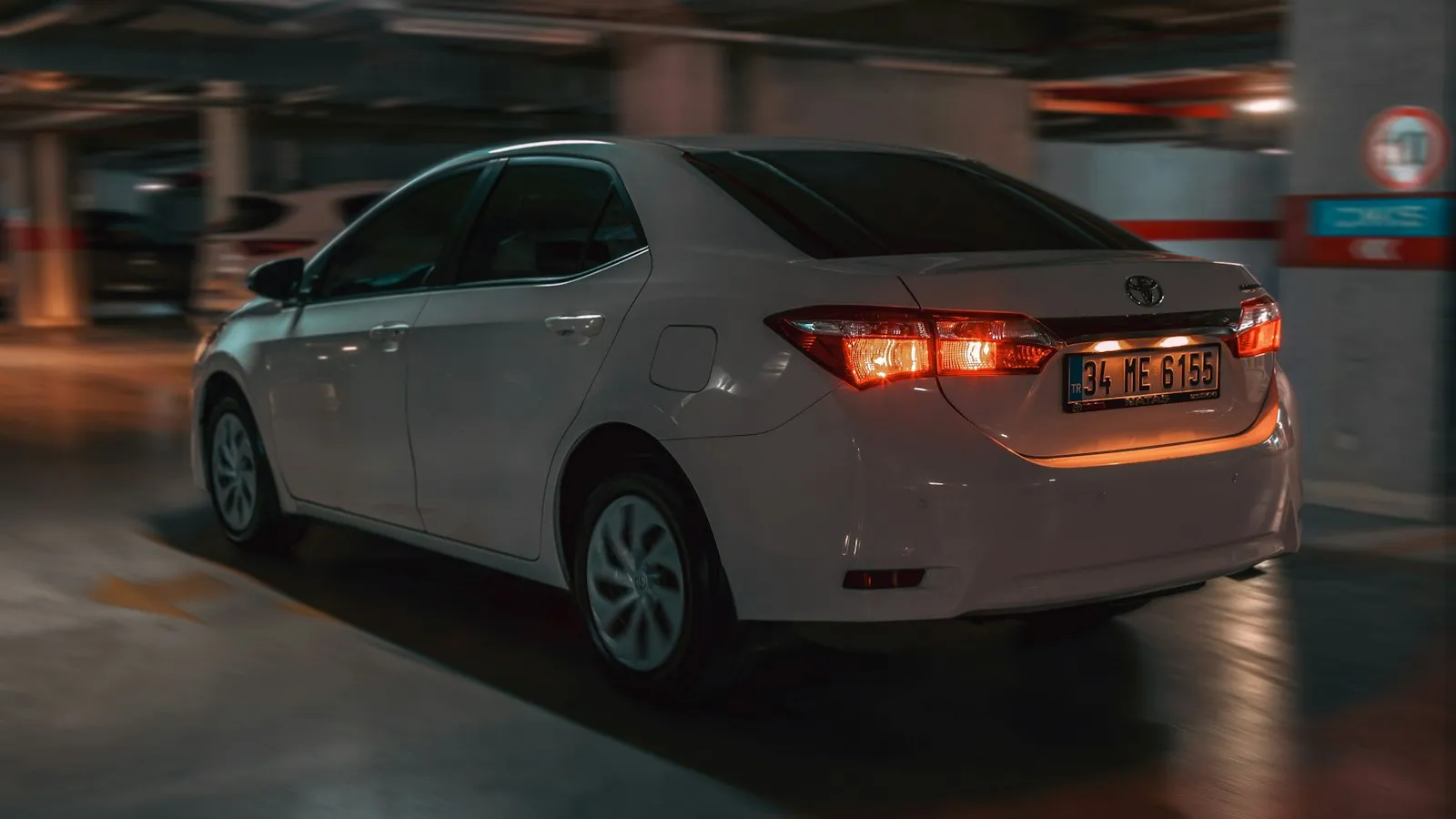 Toyota Corolla Hybrid prata␟Mohammad Fathollahi␟https://unsplash.com/@mohammadfathollahi?utm_source=viela_automoveis&utm_medium=referral