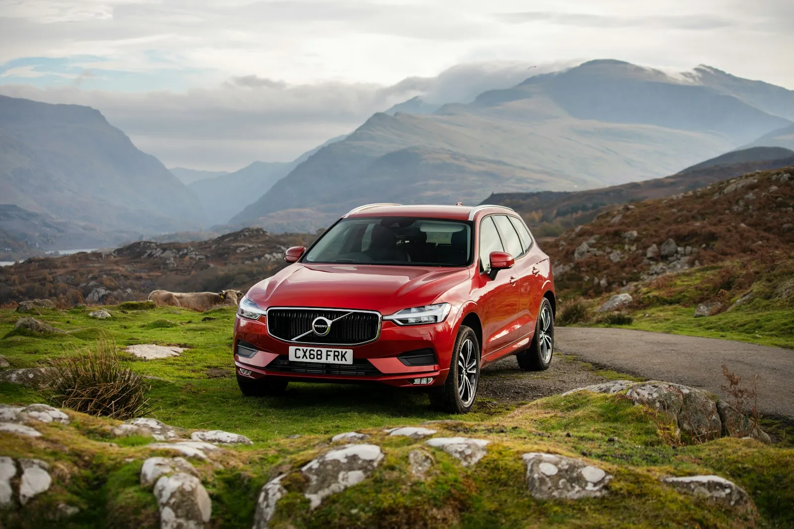 Volvo XC60 verde escuro␟Neil Thomas␟https://unsplash.com/@neilthomas?utm_source=viela_automoveis&utm_medium=referral