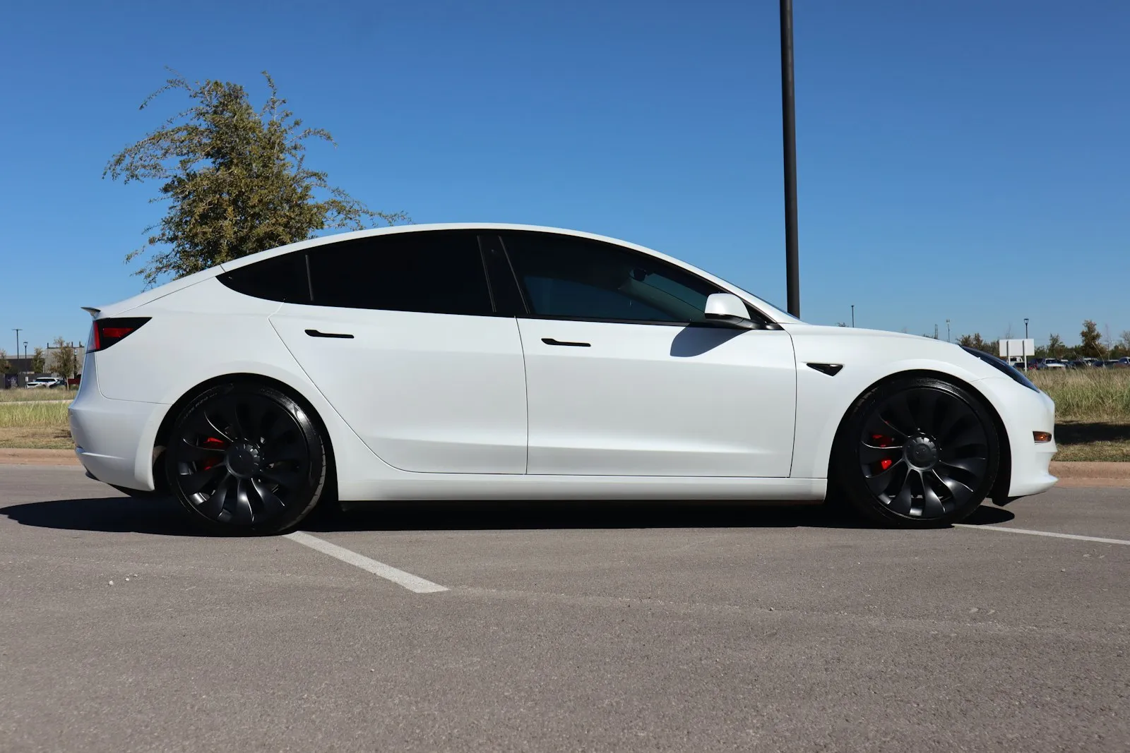 Tesla Model 3 branco␟Somalia Veteran␟https://unsplash.com/@iantopaladin?utm_source=viela_automoveis&utm_medium=referral