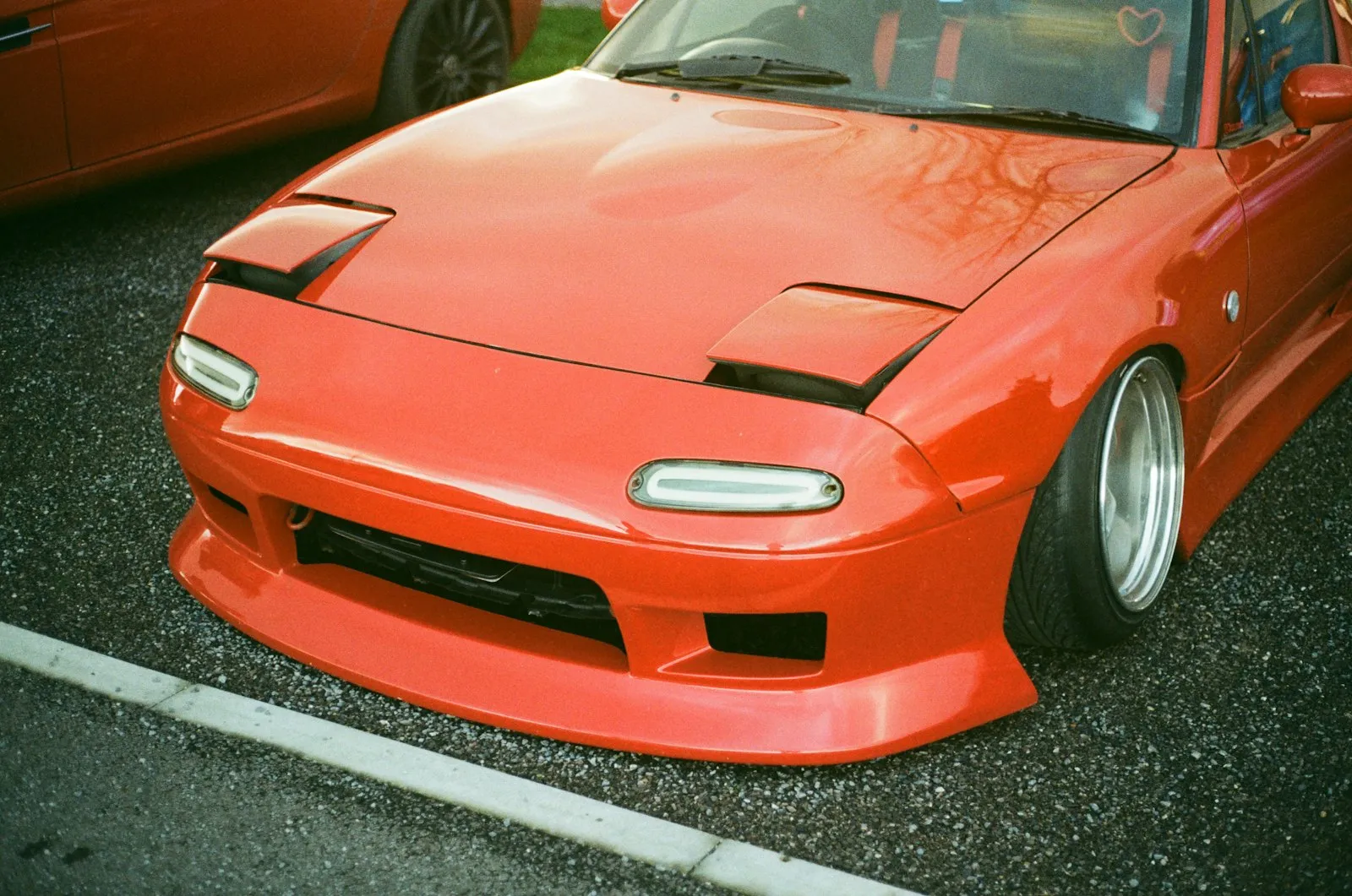 Mazda MX-5 vermelho␟Nik␟https://unsplash.com/@helloimnik?utm_source=viela_automoveis&utm_medium=referral