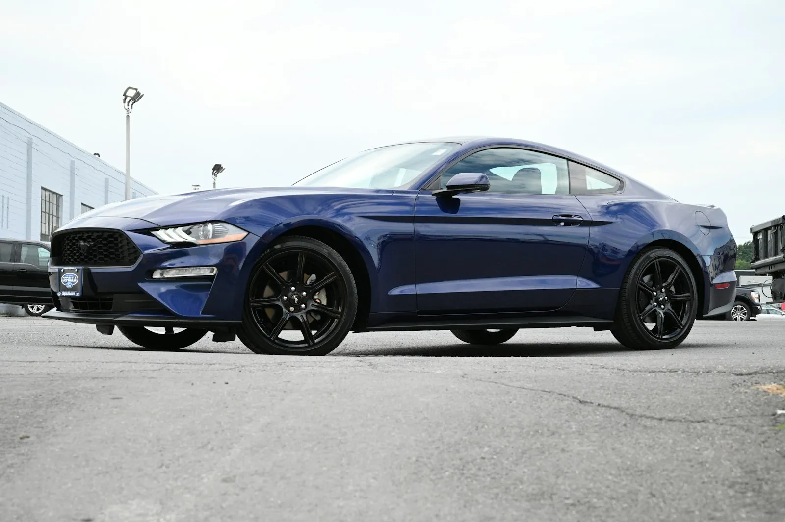 Ford Mustang azul␟J Z␟https://unsplash.com/@jzthecreator?utm_source=viela_automoveis&utm_medium=referral