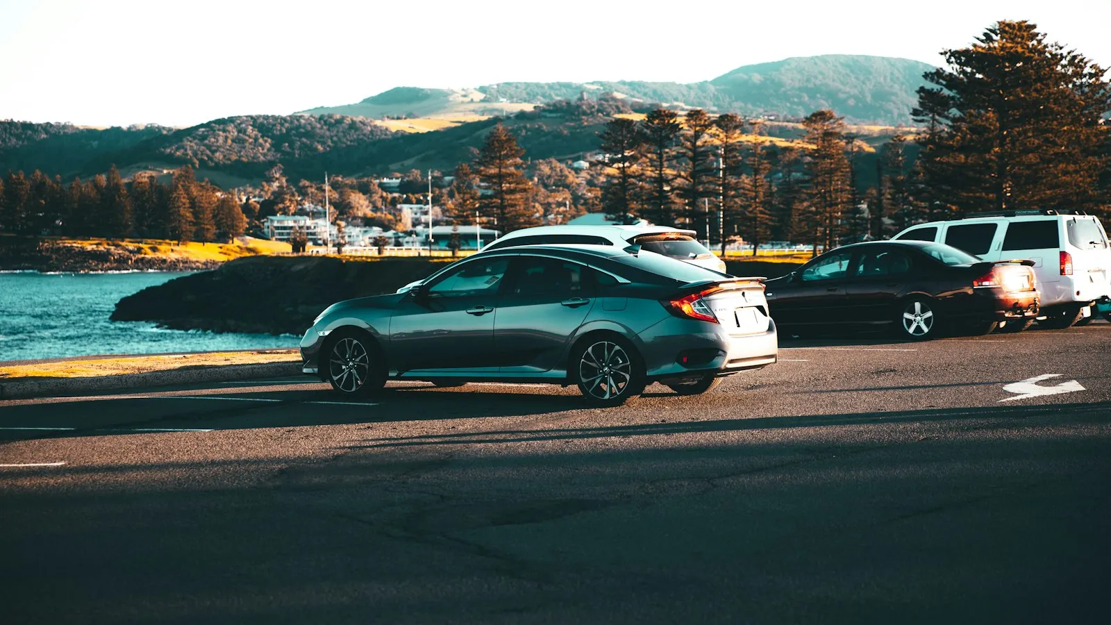 Honda Civic cinzento␟Padraig Treanor␟https://unsplash.com/@padraigo?utm_source=viela_automoveis&utm_medium=referral